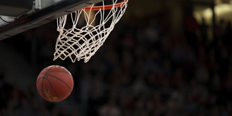 NBA总决赛直播 - 湖人队与凯尔特人队激烈对抗瞬间
